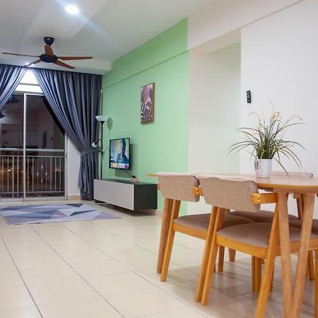 Five H Family Service Apartment Сері-Кембанган Екстер'єр фото